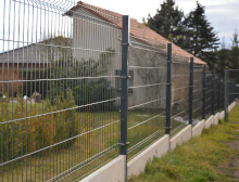 Montáž 3D antracitových plotových panelů – Nýřany Montáž 3D antracitových plotových panelů – Nýřany